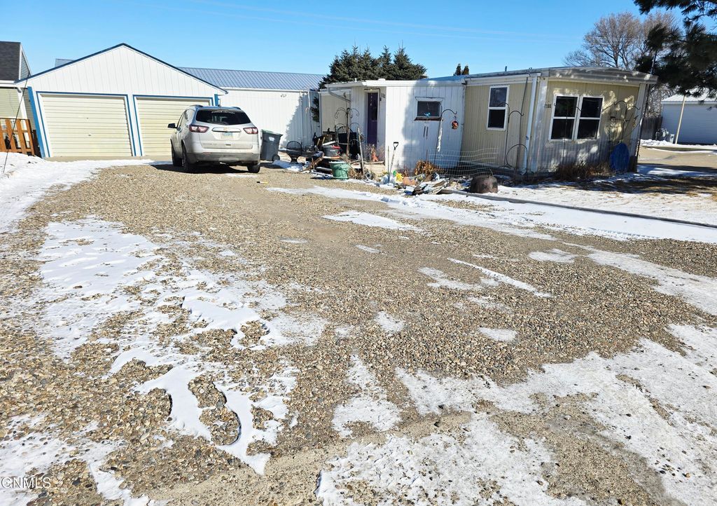 1100 11th Street SE, Mandan, ND 58554 photo 2