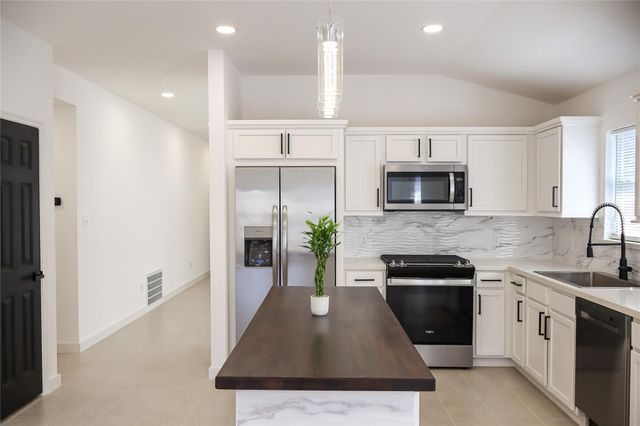 905 Whitewing Lane, College Station, TX 77845