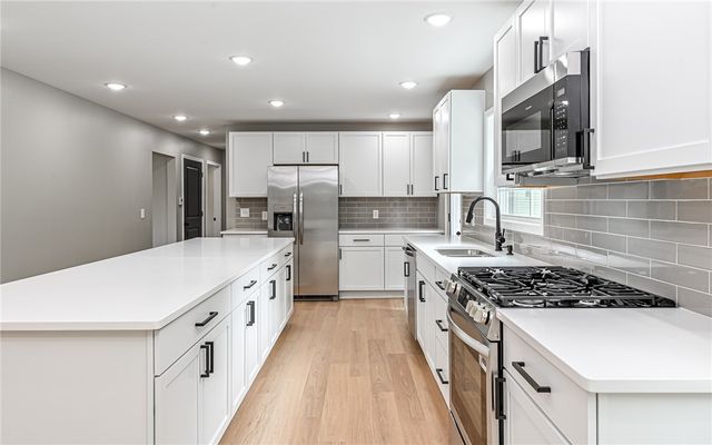 557 Morningstar Dr, Franklin Twp, PA 16117