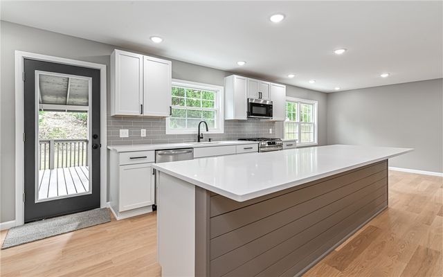 557 Morningstar Dr, Franklin Twp, PA 16117