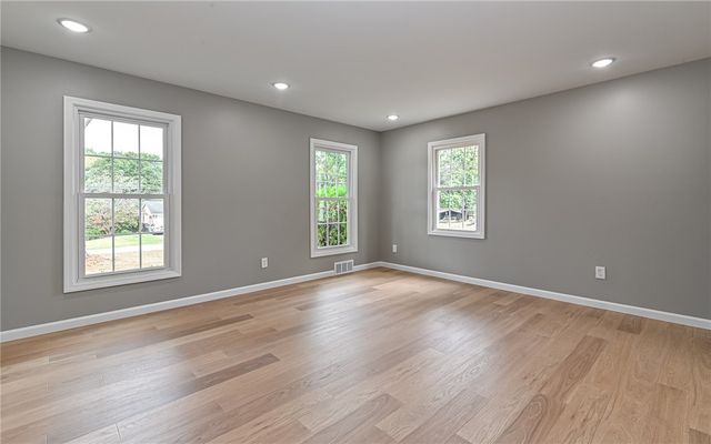 557 Morningstar Dr, Franklin Twp, PA 16117