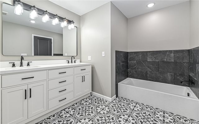 557 Morningstar Dr, Franklin Twp, PA 16117