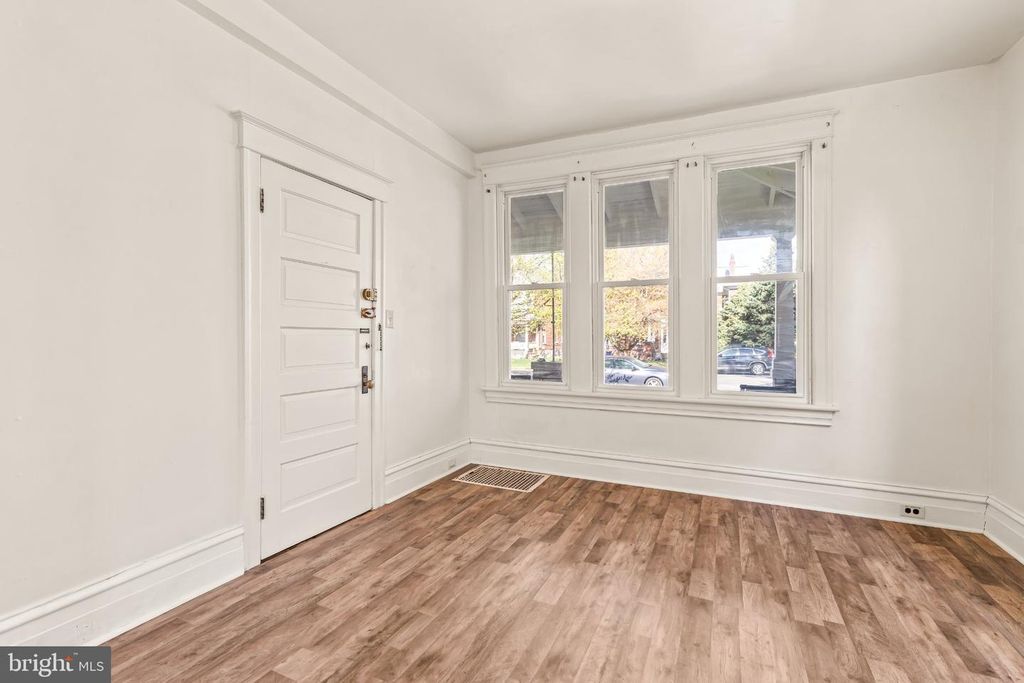 Image 5 of property listing at 836 HAMILTON BLVD, Hagerstown, MD 21742