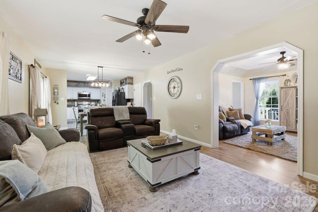 10 Country Road, Hendersonville, NC 28791