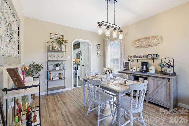 10 Country Road, Hendersonville, NC 28791