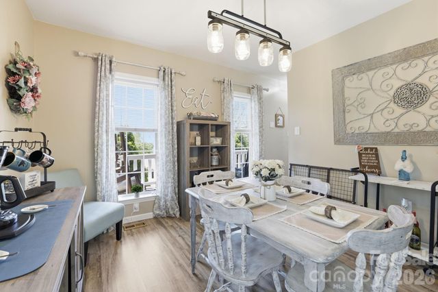 10 Country Road, Hendersonville, NC 28791