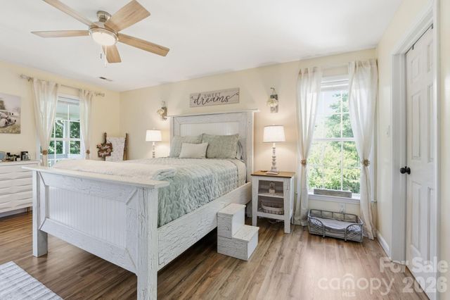 10 Country Road, Hendersonville, NC 28791