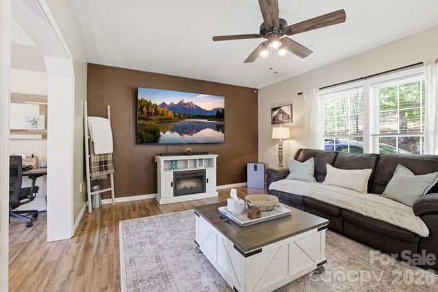 10 Country Road, Hendersonville, NC 28791