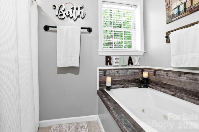 10 Country Road, Hendersonville, NC 28791