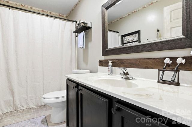 10 Country Road, Hendersonville, NC 28791
