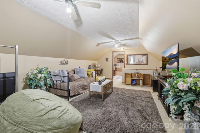 10 Country Road, Hendersonville, NC 28791