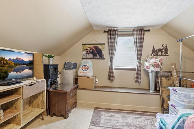 10 Country Road, Hendersonville, NC 28791