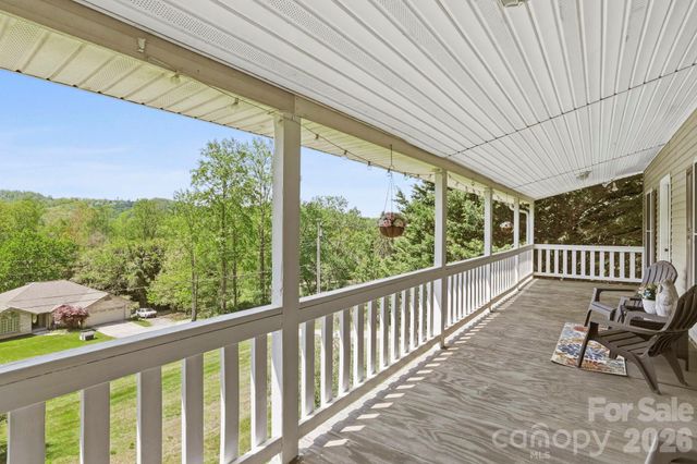 10 Country Road, Hendersonville, NC 28791