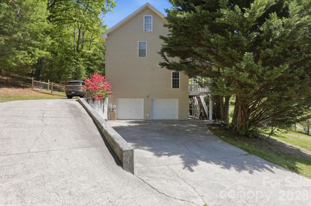 10 Country Road, Hendersonville, NC 28791