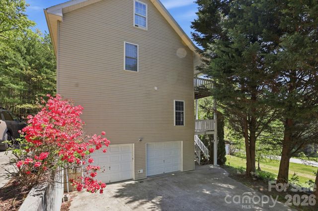 10 Country Road, Hendersonville, NC 28791