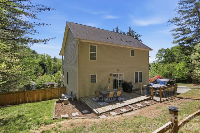 10 Country Road, Hendersonville, NC 28791