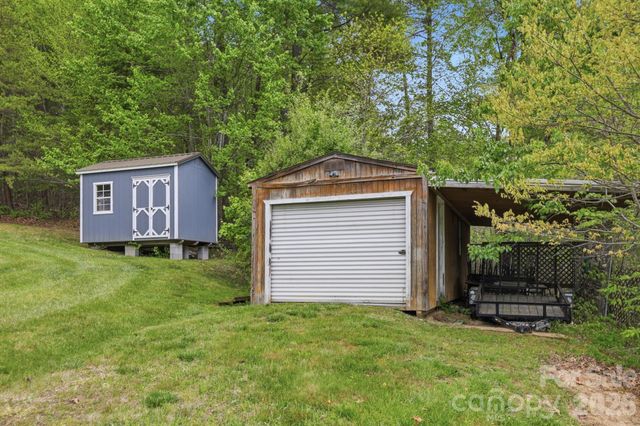10 Country Road, Hendersonville, NC 28791