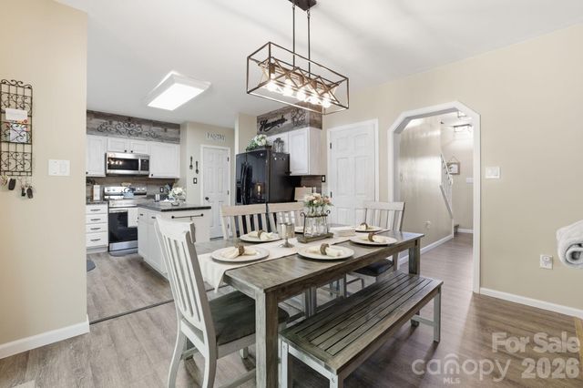 10 Country Road, Hendersonville, NC 28791