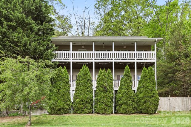 10 Country Road, Hendersonville, NC 28791