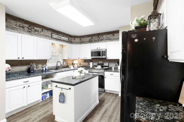 10 Country Road, Hendersonville, NC 28791