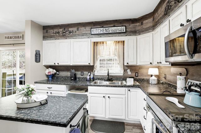 10 Country Road, Hendersonville, NC 28791