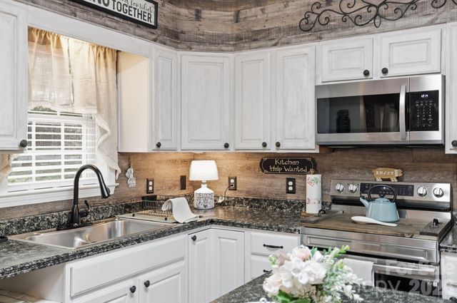 10 Country Road, Hendersonville, NC 28791