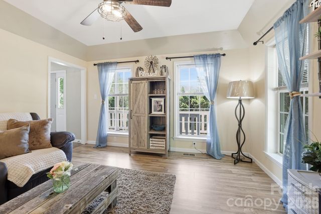 10 Country Road, Hendersonville, NC 28791