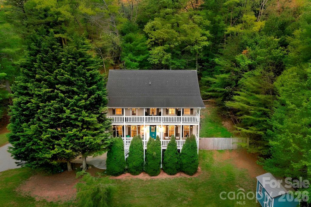 10 Country Road, Hendersonville, NC 28791