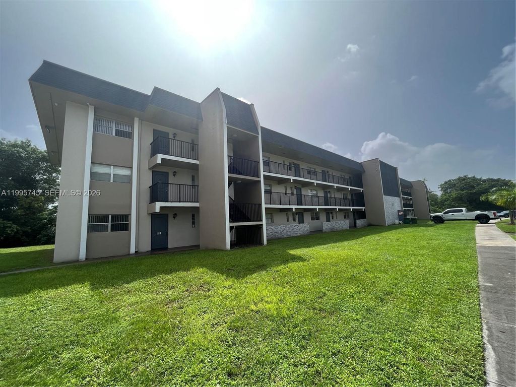 7820 S Colony Cir S 301, Tamarac, FL 33321