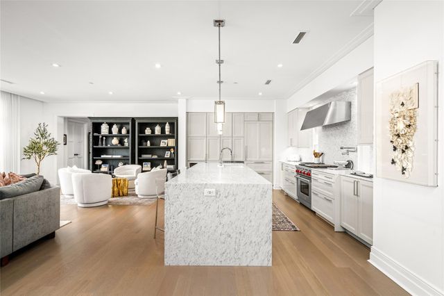 6017 Memorial 202, Houston, TX 77007