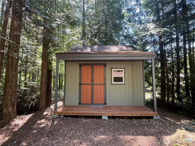 212 N Mt Jupiter Dr, Hoodsport, WA 98548