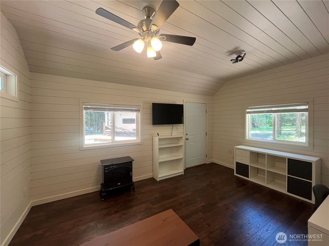 212 N Mt Jupiter Dr, Hoodsport, WA 98548