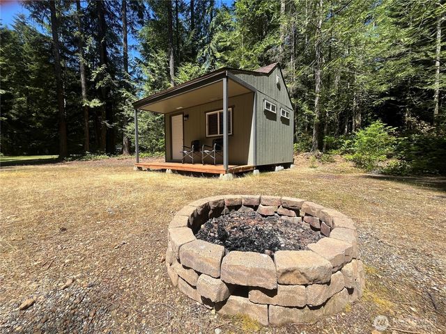 212 N Mt Jupiter Dr, Hoodsport, WA 98548