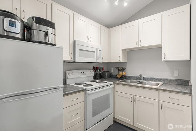 7818 Stroud Avenue N, Seattle, WA 98103