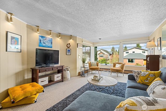 7818 Stroud Avenue N, Seattle, WA 98103