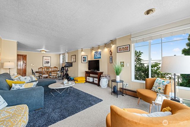 7818 Stroud Avenue N, Seattle, WA 98103