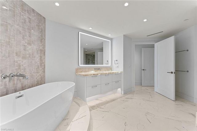 4951 Gulf Shore BLVD N # 103, Naples, FL 34103