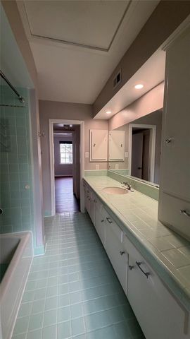 6310 Deerwood Road, Houston, TX 77057
