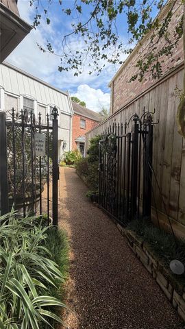 6310 Deerwood Road, Houston, TX 77057