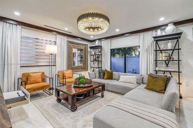 8761 SW 56th St, Miami, FL 33165