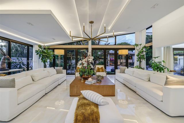 8761 SW 56th St, Miami, FL 33165