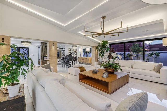 8761 SW 56th St, Miami, FL 33165