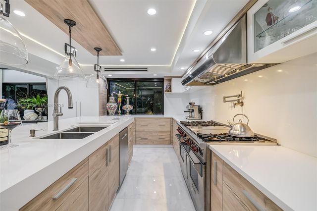 8761 SW 56th St, Miami, FL 33165