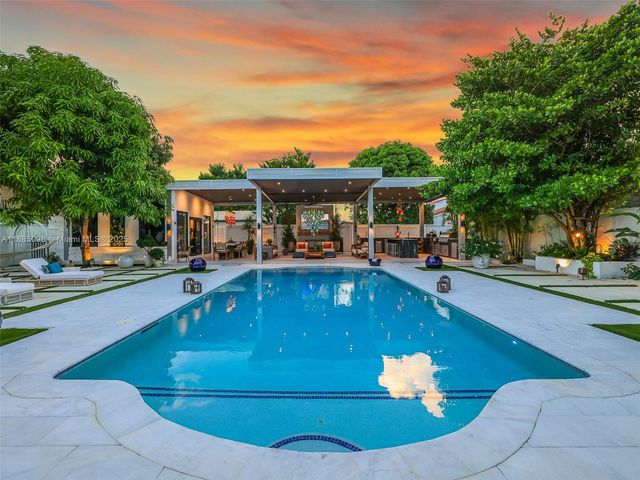 8761 SW 56th St, Miami, FL 33165