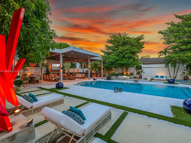 8761 SW 56th St, Miami, FL 33165