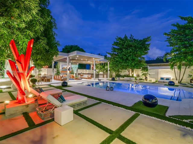 8761 SW 56th St, Miami, FL 33165