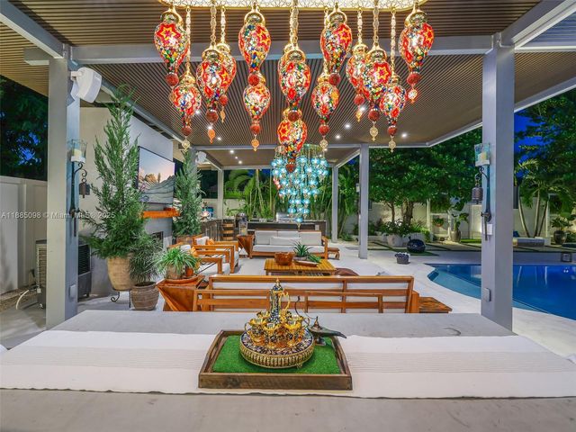 8761 SW 56th St, Miami, FL 33165