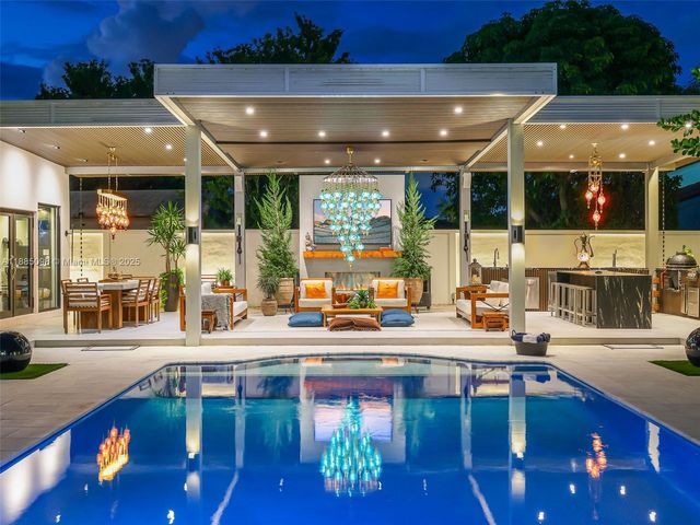 8761 SW 56th St, Miami, FL 33165