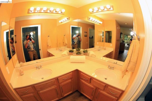 280 Caldecott LN 202, Oakland, CA 94618