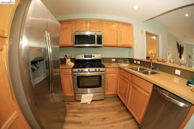280 Caldecott LN 202, Oakland, CA 94618